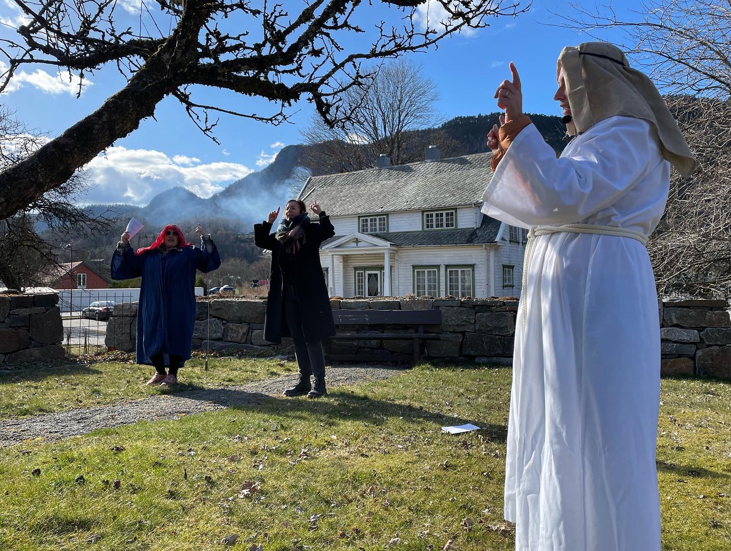 Bilde fra sang under påskevandringen