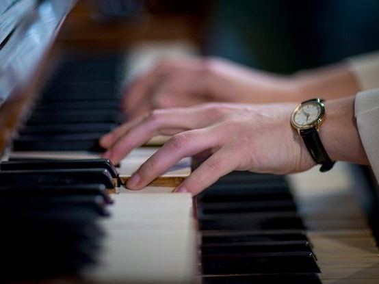 Organist som spiller på tangenter